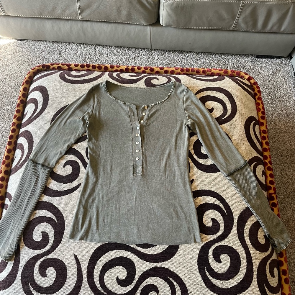 Green long sleeve shirt with buttons